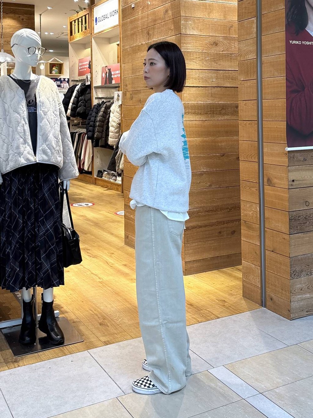 ホワイト系のブルゾン、ベージュ系のデニムパンツ、グレー系のスウェットを着用したレディースの秋コーディネートの10枚目の写真