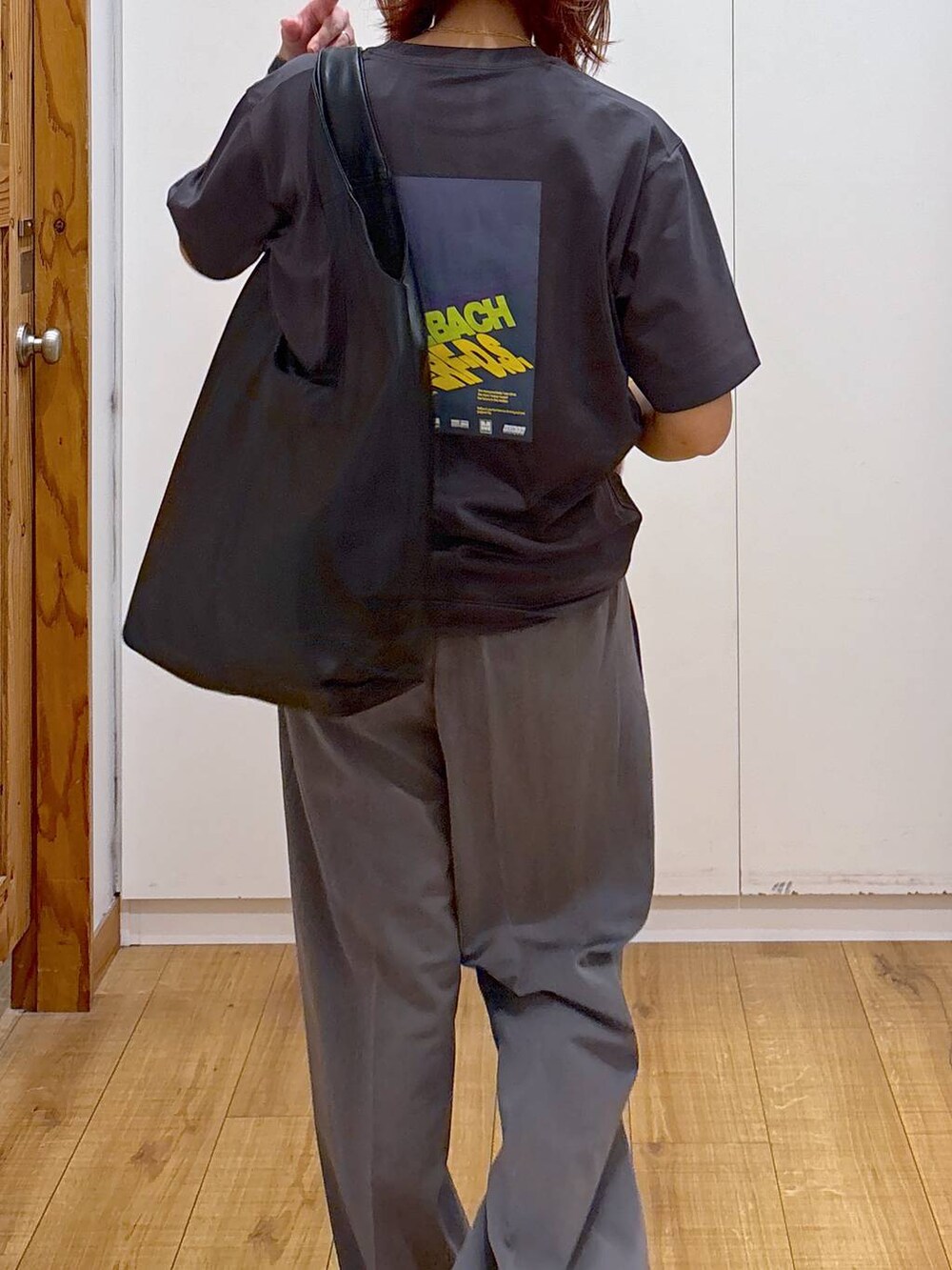 ブラック系のサンダル、グレー系のその他パンツ、グレー系のTシャツ/カットソーを着用したレディースの夏コーディネートの5枚目の写真