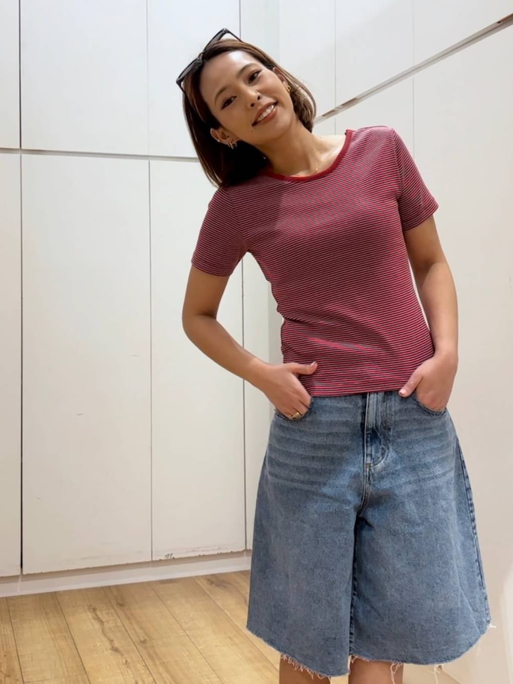 ブルー系のデニムパンツ、レッド系のTシャツ/カットソーを着用したレディースの春コーディネートの3枚目の写真