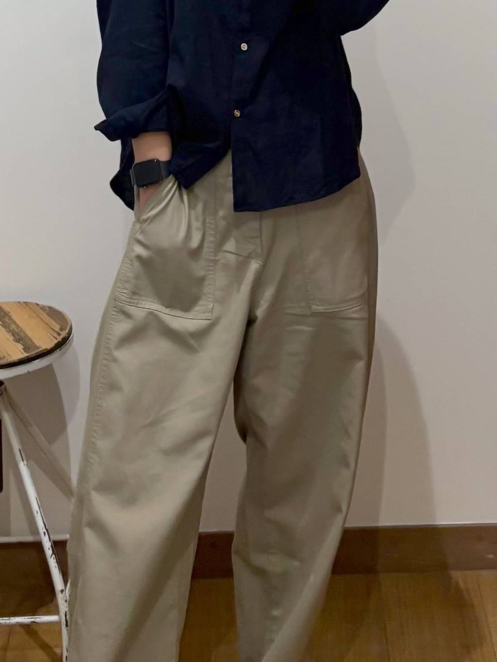 ブルー系のシャツ/ブラウス、ブラック系のキャミソール、ベージュ系のその他パンツを着用したレディースの春コーディネートの5枚目の写真