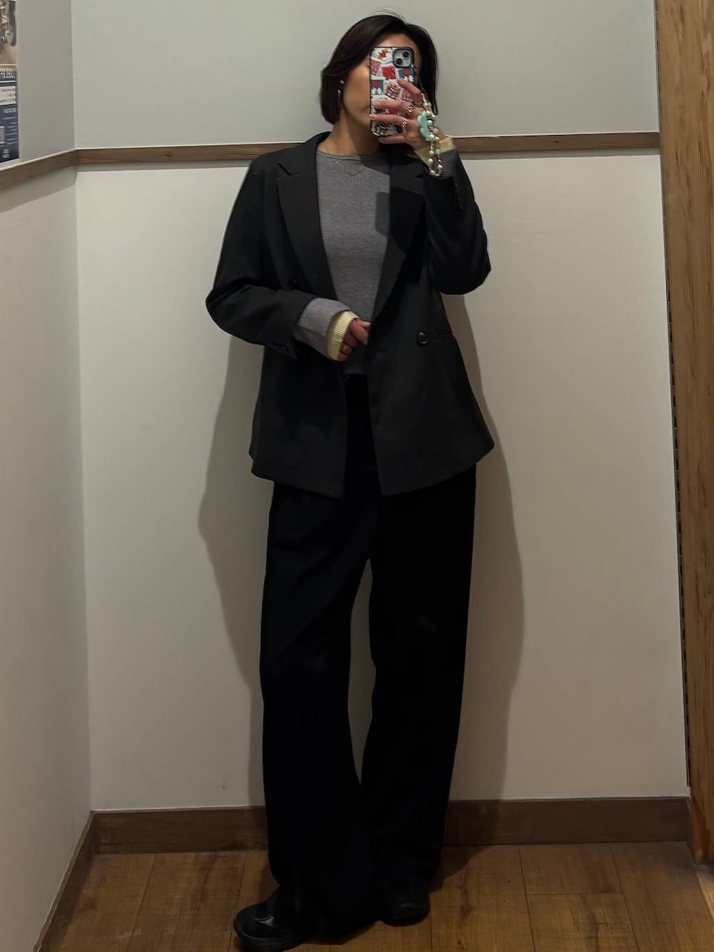 グレー系のテーラードジャケット、グレー系のニット/セーターを着用したレディースの冬コーディネートの3枚目の写真