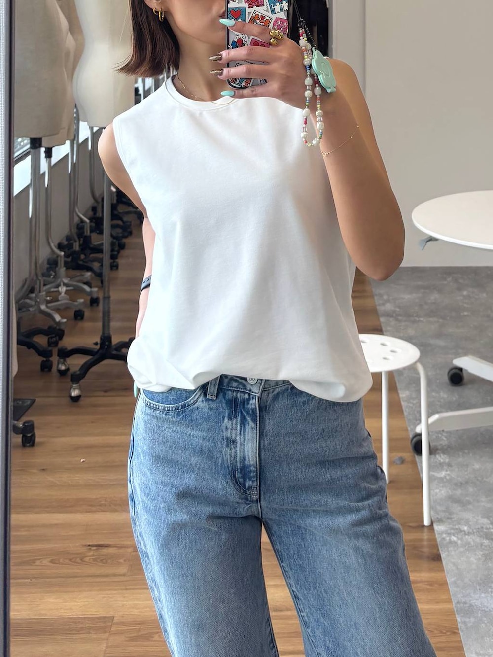 ホワイト系のTシャツ/カットソーを着用したレディースの夏コーディネートの4枚目の写真