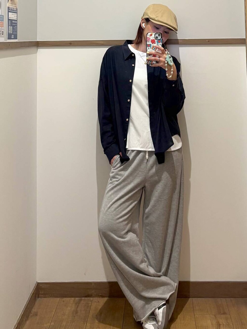 ブルー系のシャツ/ブラウス、グレー系のスウェットパンツ、その他のタンクトップを着用したレディースの春コーディネートの2枚目の写真