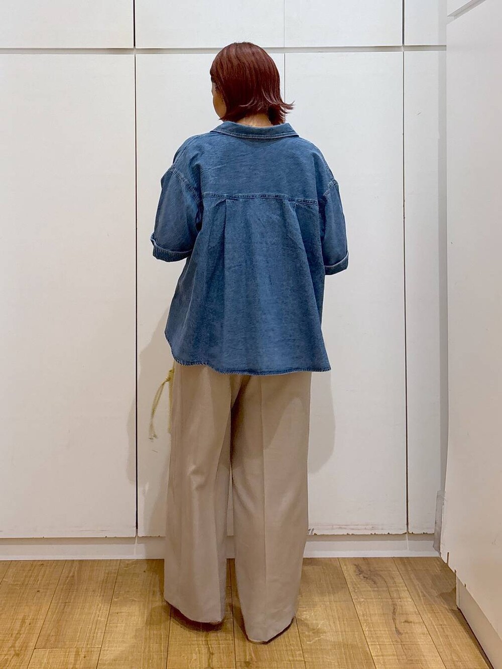 「体型カバー、高見え、高身長、ママコーデ、骨格ストレート、GLOBAL WORK、着痩せ・細見え」|「GLOBAL WORKのGOODデニムシャツ半袖/288639(シャツ/ブラウス、ブルー系)」を使った、ココさん(レディース・165cm)の春コーディネートの5枚目の写真