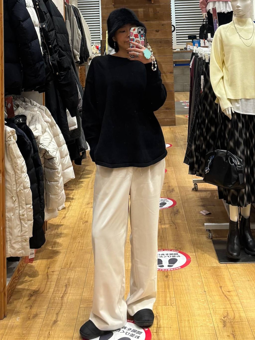 ブラック系のニット/セーター、グレー系のその他パンツ、ブラック系のハットを着用したレディースの冬コーディネートの2枚目の写真