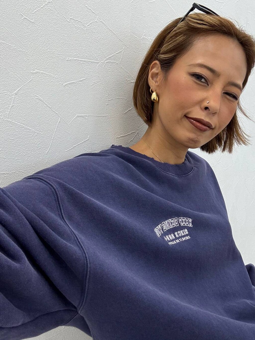 グリーン系のその他パンツを着用したレディースの秋コーディネートの3枚目の写真