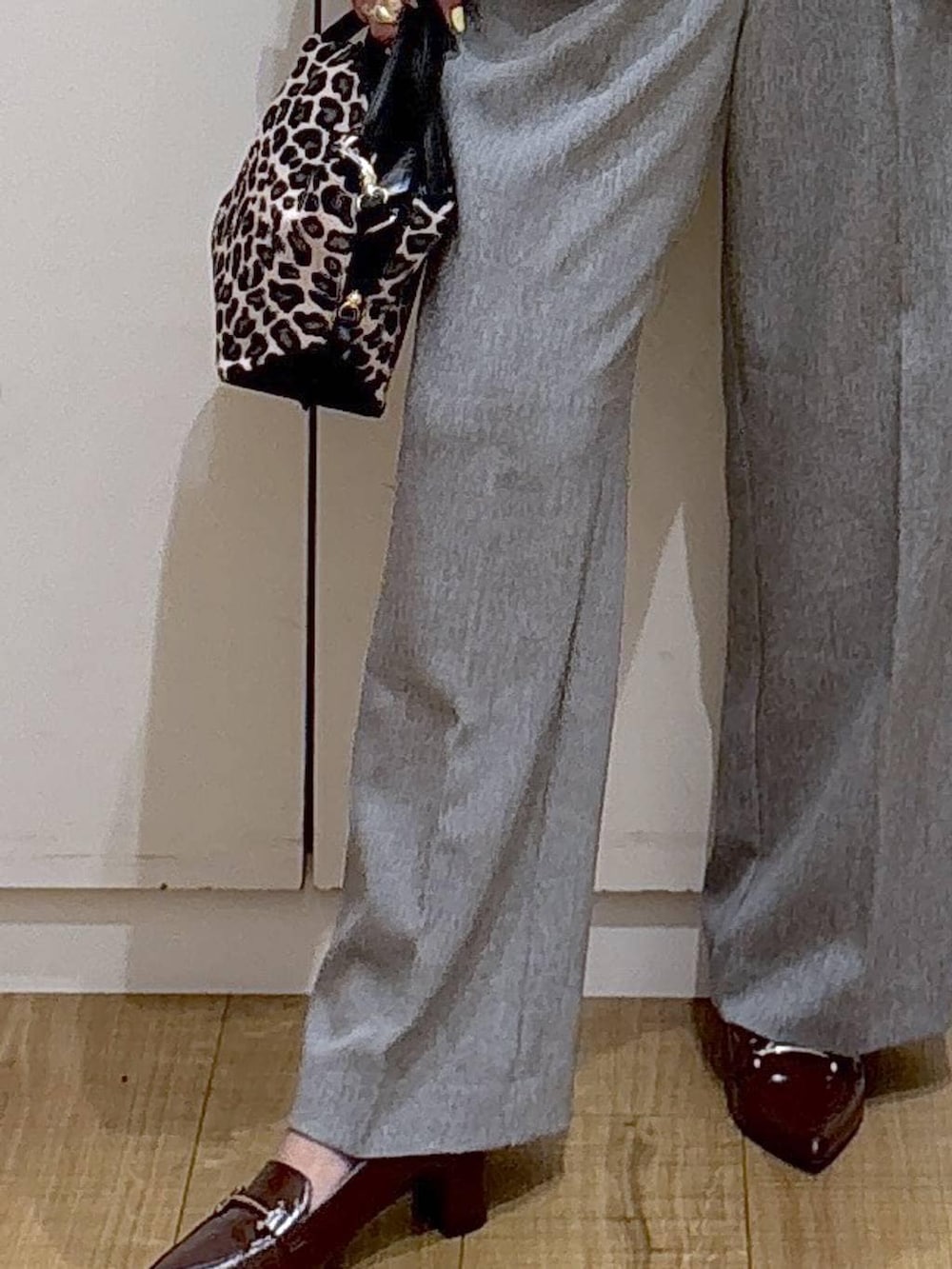 その他のショルダーバッグ、ブラック系のノーカラージャケット、グレー系のその他パンツを着用したレディースの春コーディネートの2枚目の写真