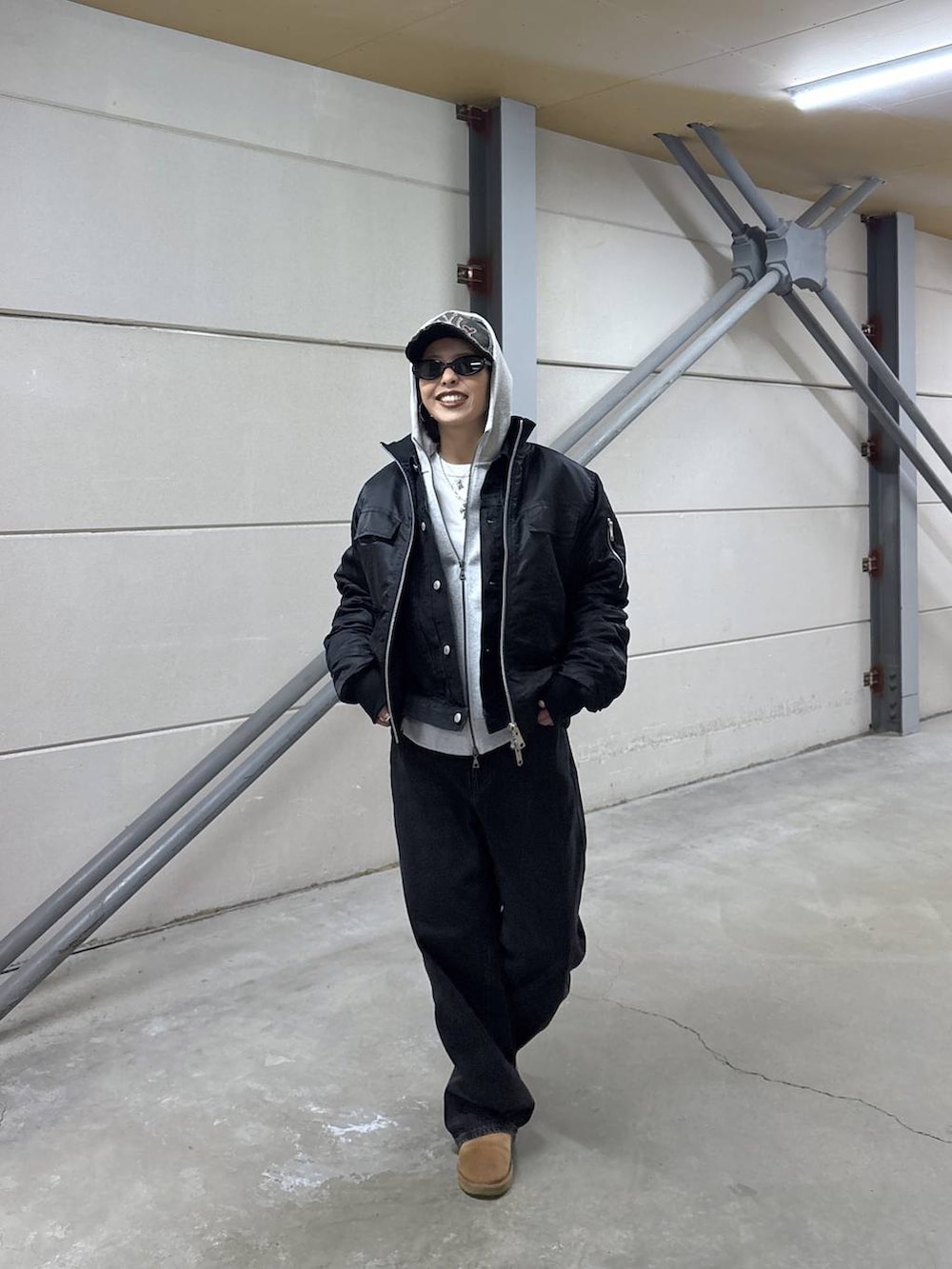 ブラック系のデニムパンツ、ブラック系のデニムジャケット、グレー系のパーカーを着用したレディースの冬コーディネートの8枚目の写真