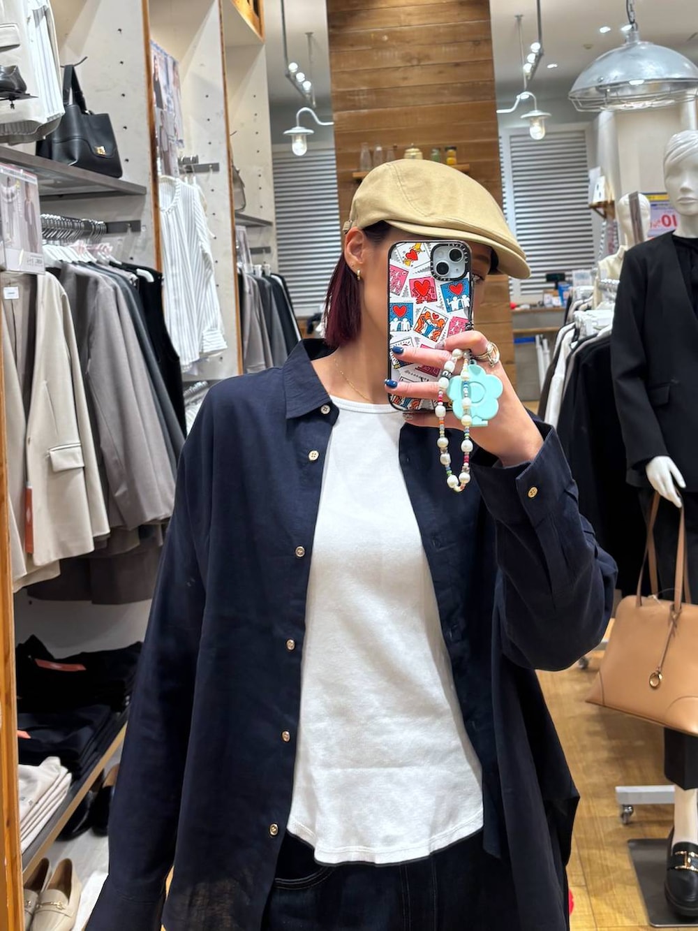 ベージュ系のローファー、ブルー系のデニムパンツ、ブルー系のシャツ/ブラウスを着用したレディースの春コーディネートの3枚目の写真