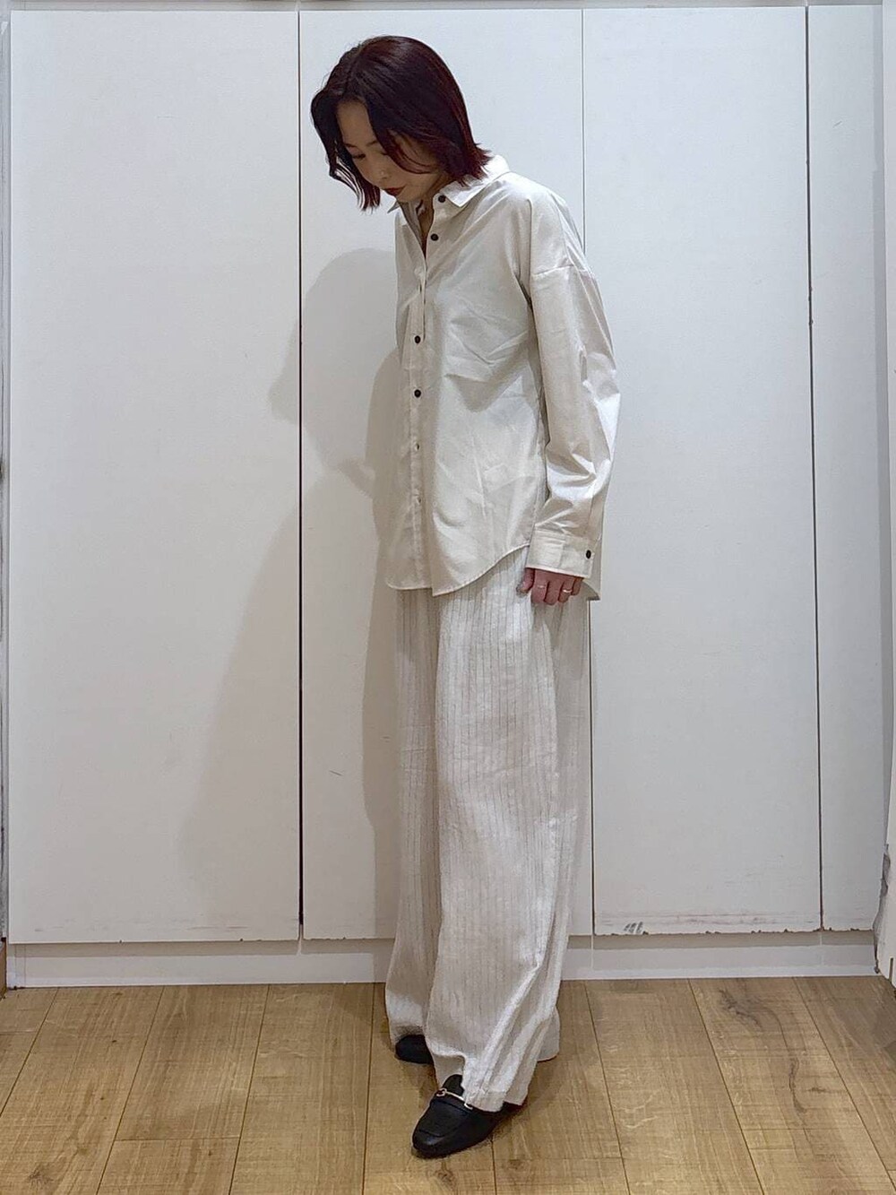 ブラック系のローファー、ベージュ系のシャツ/ブラウス、ベージュ系のその他パンツを着用したレディースの春コーディネートの4枚目の写真