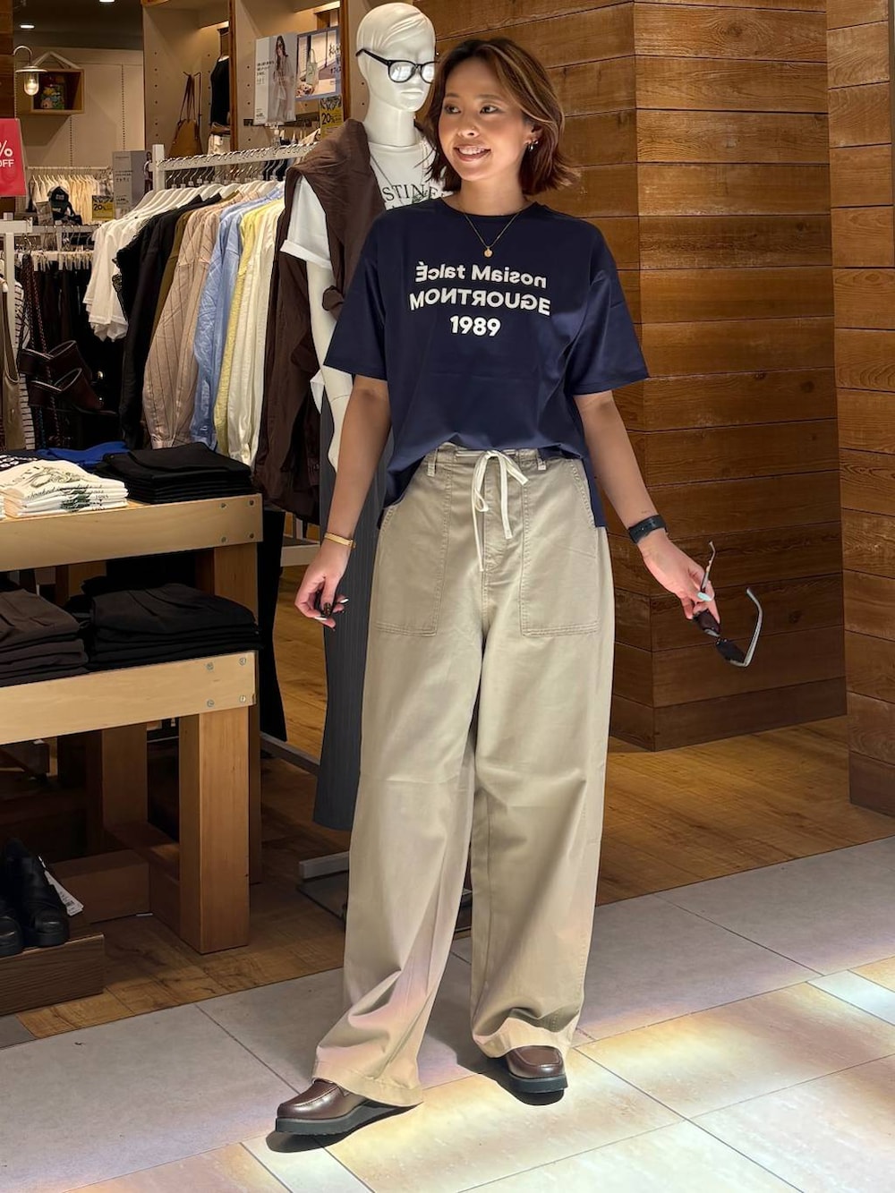 ブラウン系のローファー、ベージュ系のその他パンツ、ブルー系のTシャツ/カットソーを着用したレディースの春コーディネートの2枚目の写真