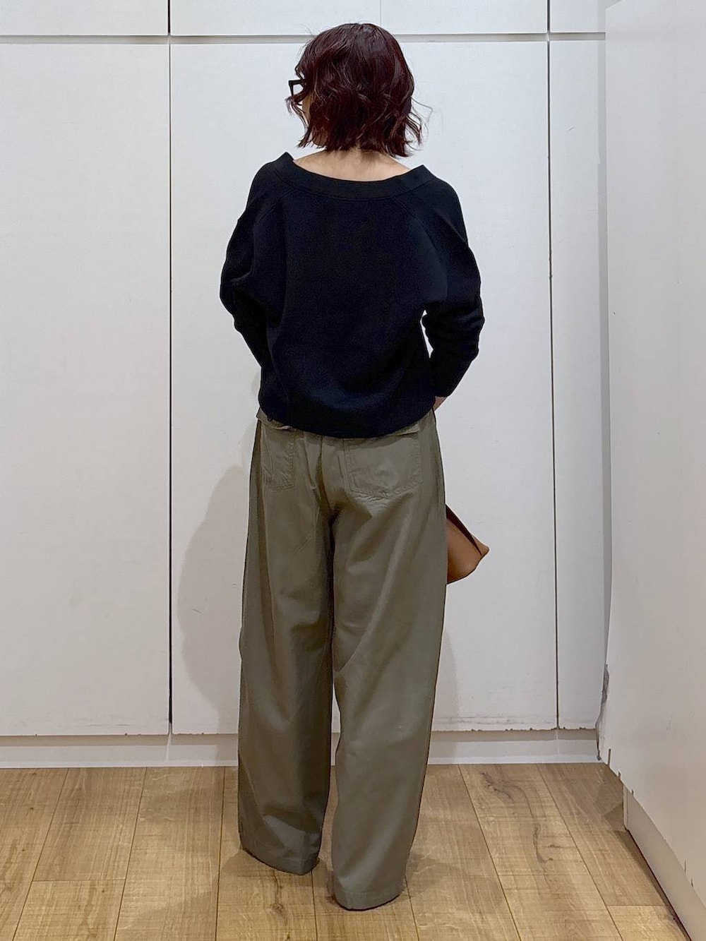 その他のパンプス、ブラウン系のショルダーバッグ、ブラック系のカーディガン/ボレロを着用したレディースの春コーディネートの4枚目の写真