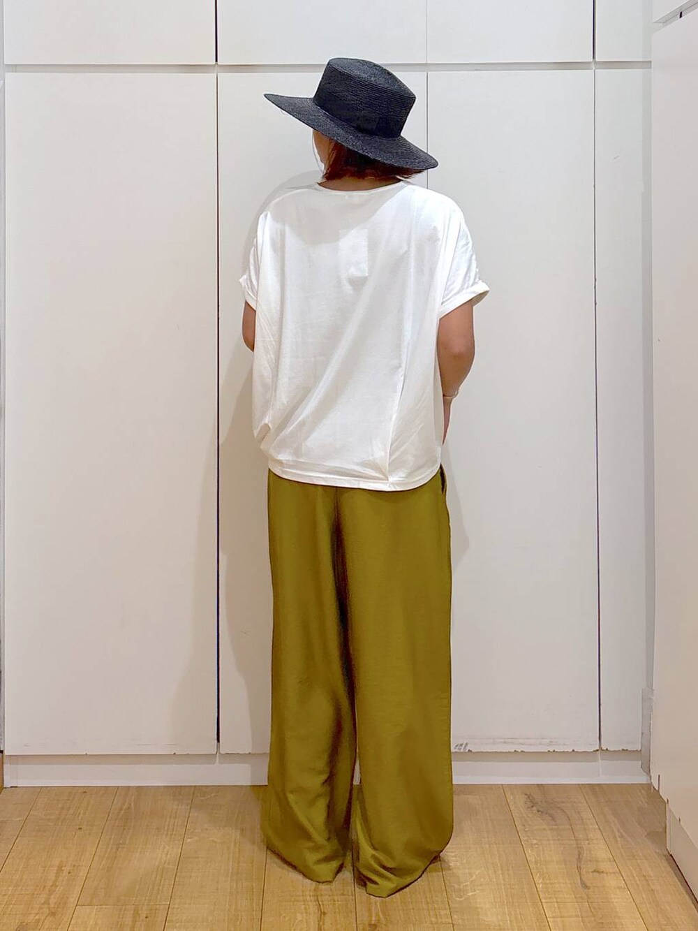 ブラック系のサンダル、イエロー系のその他パンツ、ホワイト系のTシャツ/カットソーを着用したレディースの夏コーディネートの5枚目の写真