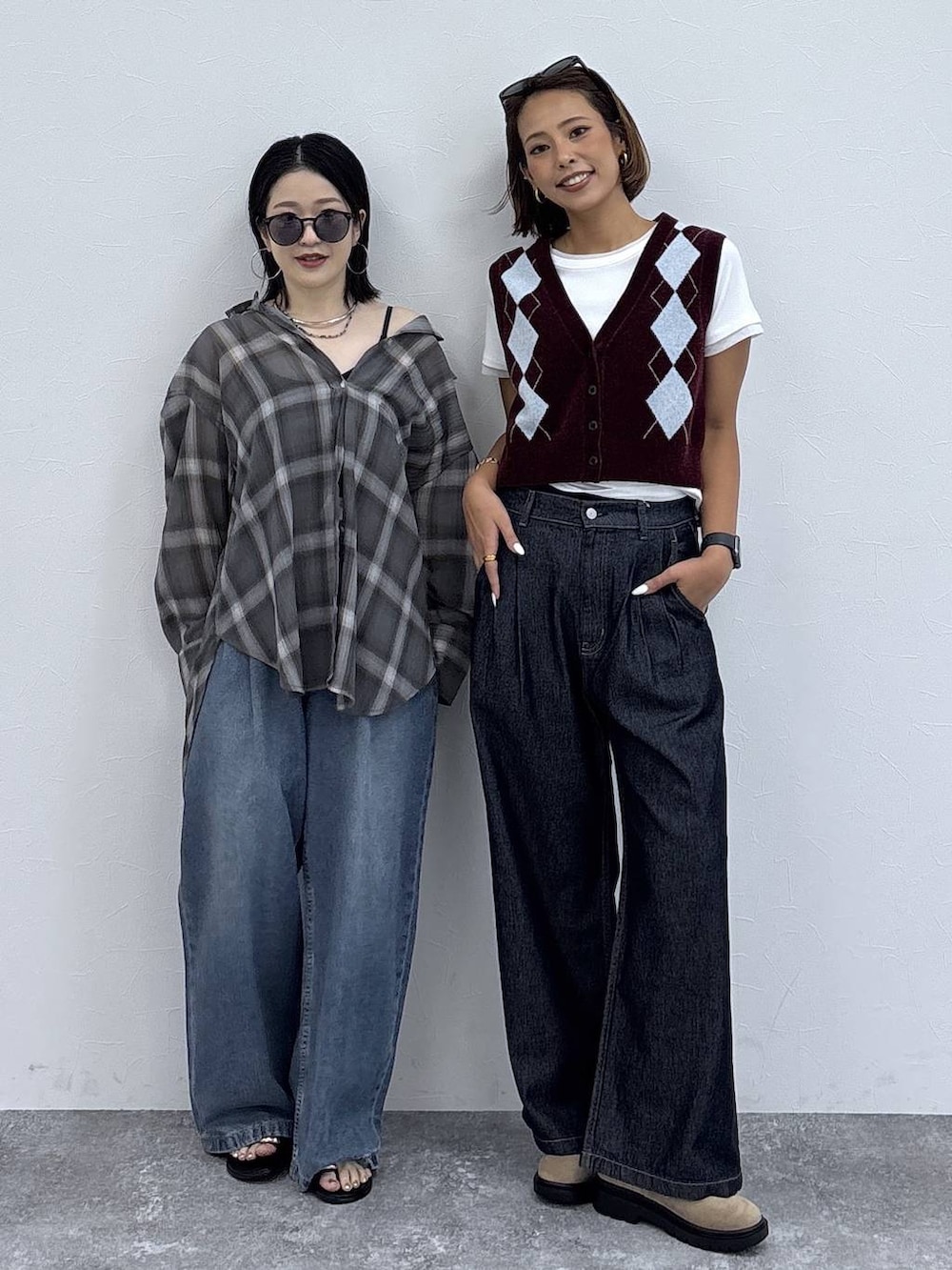 ブラック系のサンダル、ブラック系のシャツ/ブラウス、ホワイト系のTシャツ/カットソーを着用したレディースの夏コーディネートの2枚目の写真