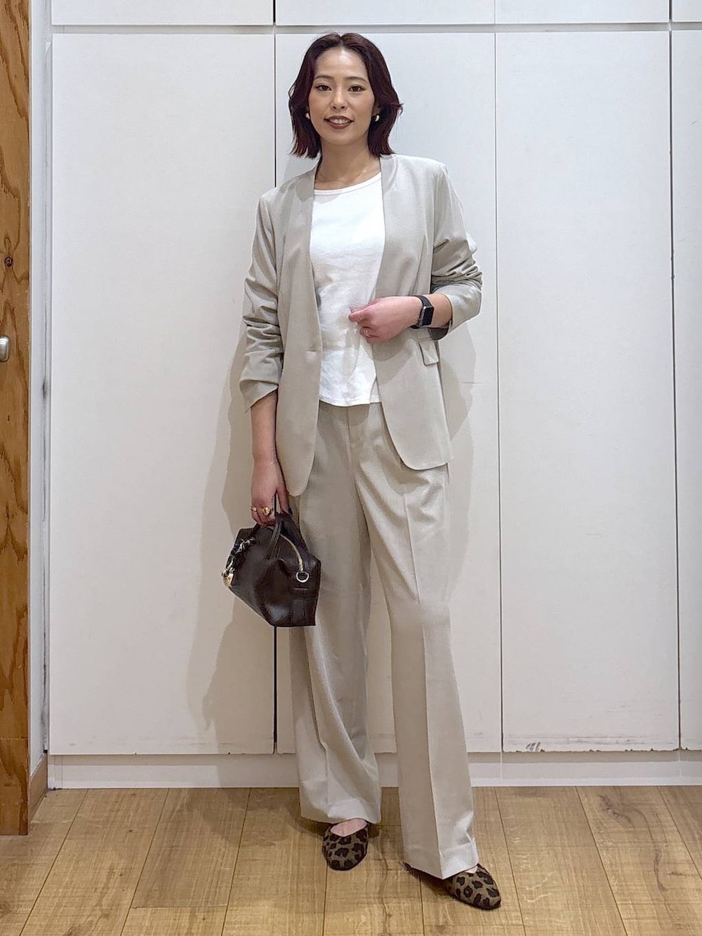 その他のパンプス、ベージュ系のスラックス、ベージュ系のノーカラージャケットを着用したレディースの春コーディネートの2枚目の写真