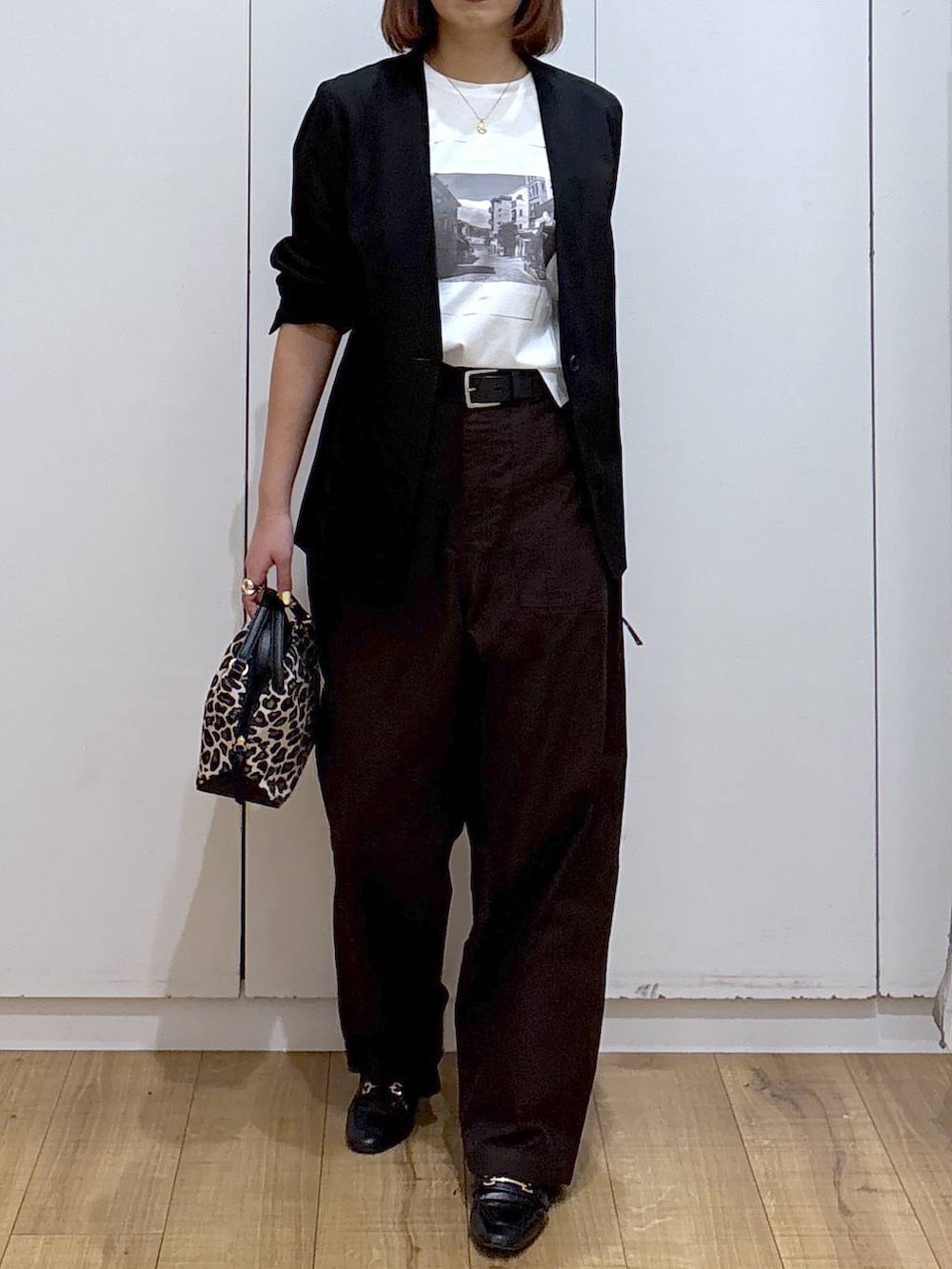 ブラック系のローファー、その他のショルダーバッグ、ブラック系のノーカラージャケットを着用したレディースの春コーディネートの2枚目の写真