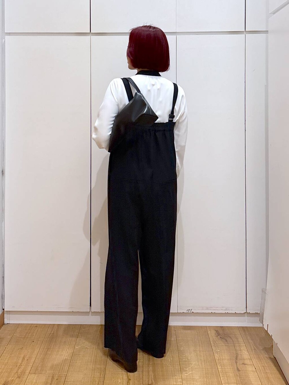 ホワイト系のシャツ/ブラウス、ブラック系のショルダーバッグ、ブラック系のパンプスを着用したレディースの春コーディネートの4枚目の写真
