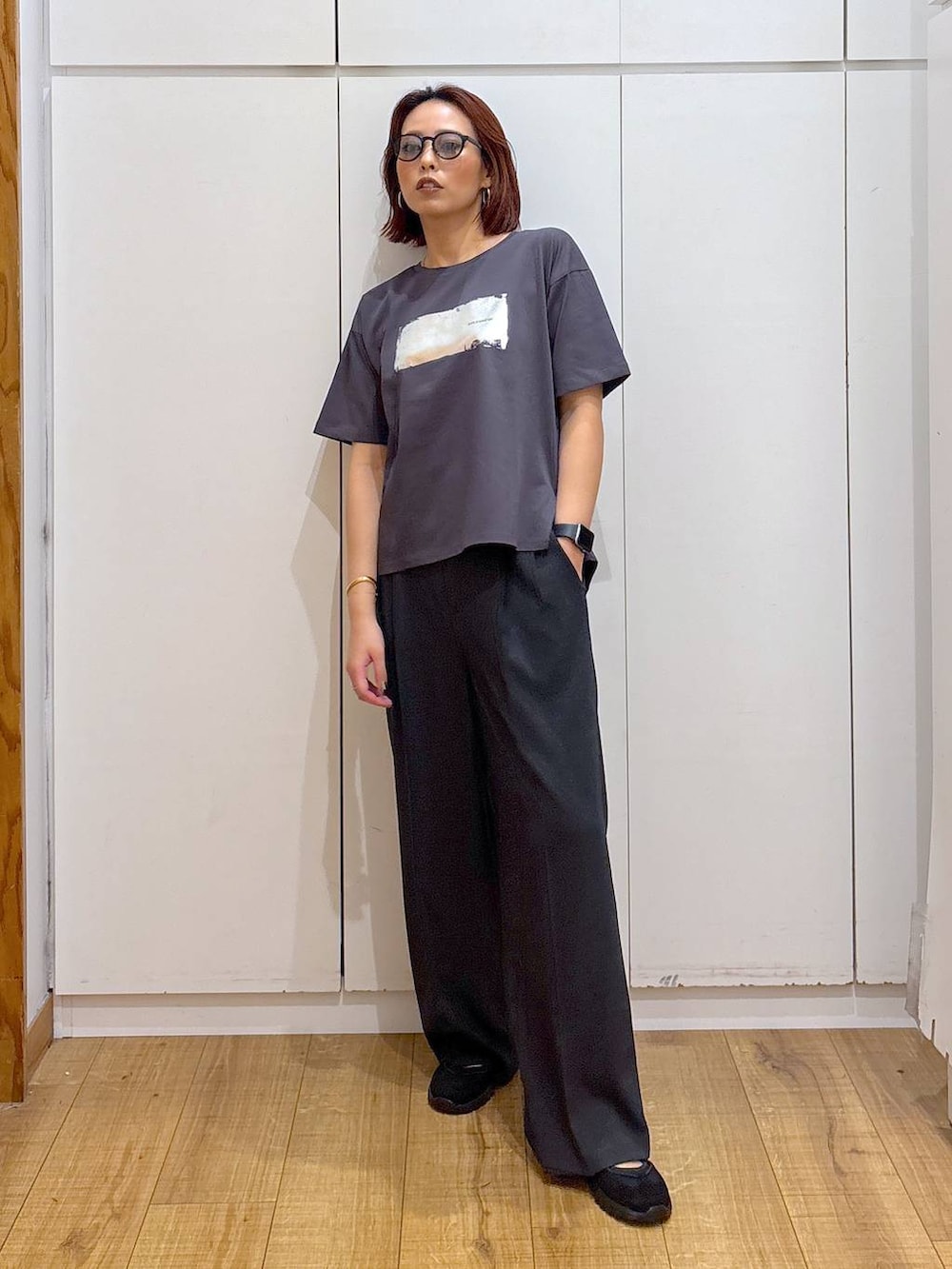 「体型カバー、高見え、高身長、ママコーデ、骨格ストレート、GLOBAL WORK、着痩せ・細見え」｜「GLOBAL WORKのリッチクリーンプリントT半袖/147640（Tシャツ/カットソー、グレー系）」を使った、ココさん（レディース・165cm）の春コーディネートの2枚目の写真