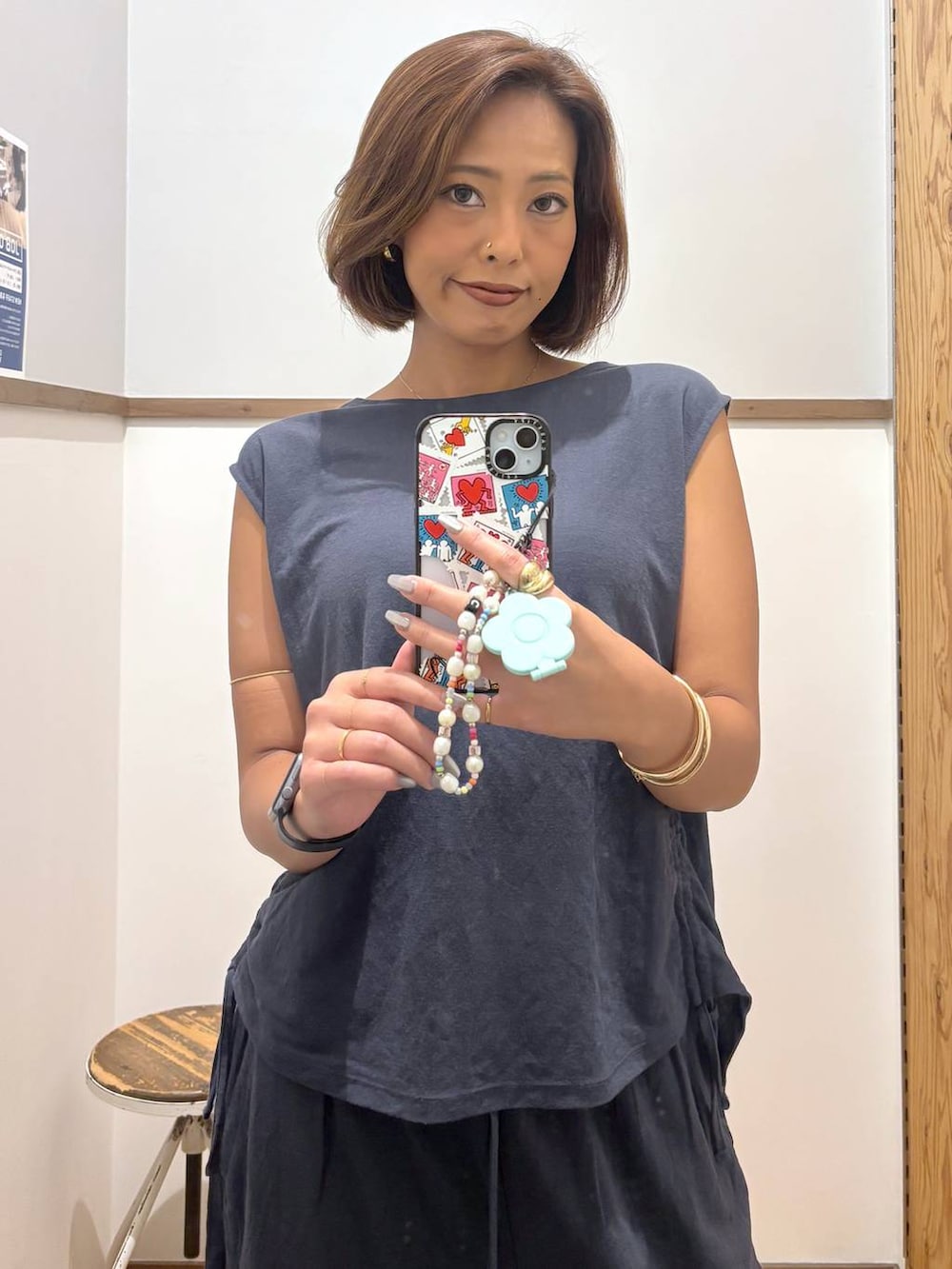 ブルー系のTシャツ/カットソー、ブルー系のその他パンツを着用したレディースの夏コーディネートの4枚目の写真