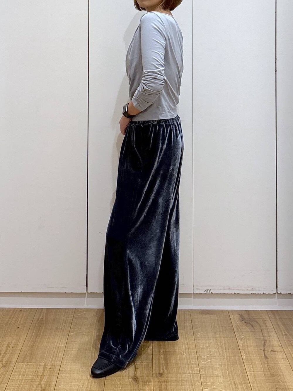 ブラック系のローファー、グレー系のTシャツ/カットソーを着用したレディースの秋コーディネートの4枚目の写真