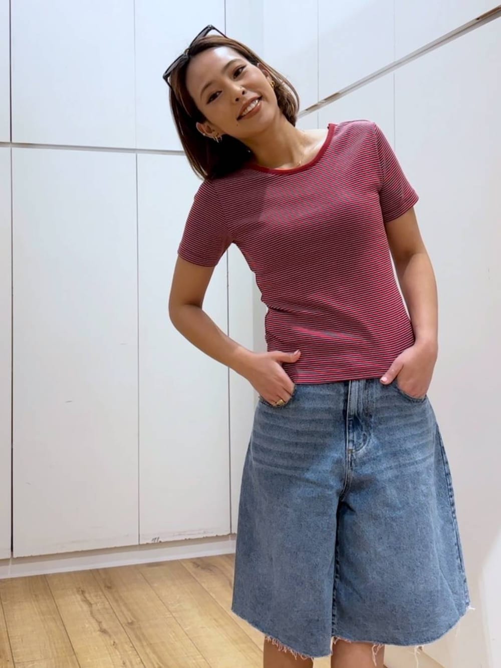 ブルー系のデニムパンツ、レッド系のTシャツ/カットソーを着用したレディースの春コーディネートの5枚目の写真