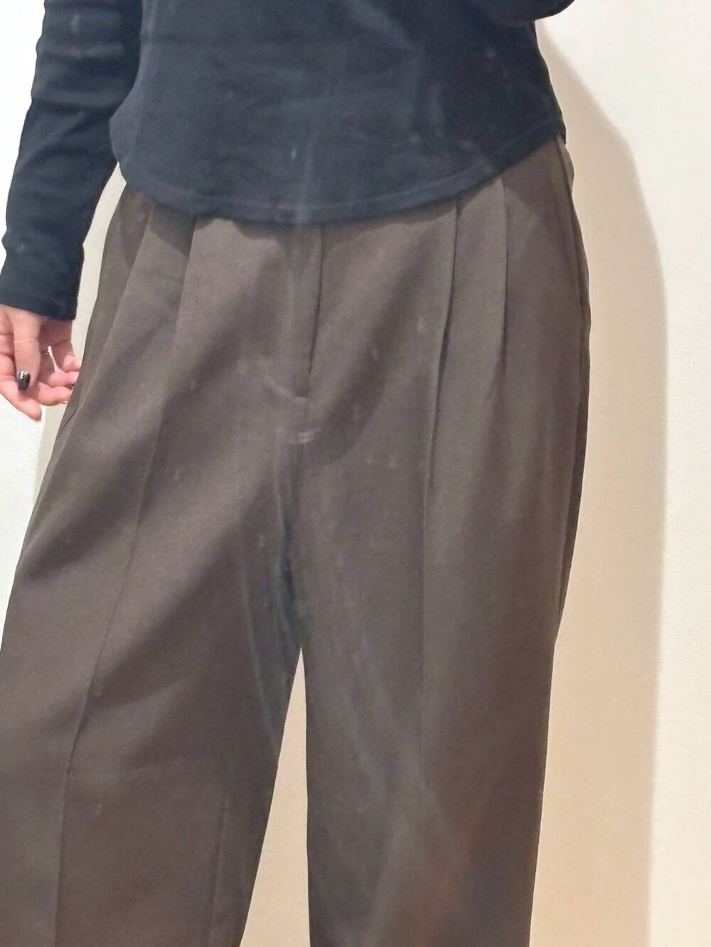 ブラウン系のその他パンツ、ブラウン系のTシャツ/カットソー、ブラック系のサングラスを着用したレディースの冬コーディネートの3枚目の写真