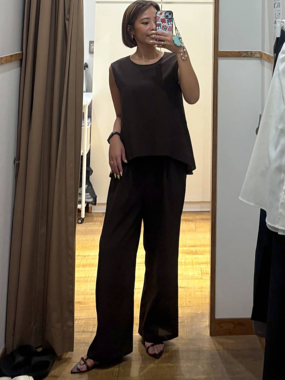 ブラウン系のサロペット/オーバーオールを着用したレディースの夏コーディネートの3枚目の写真