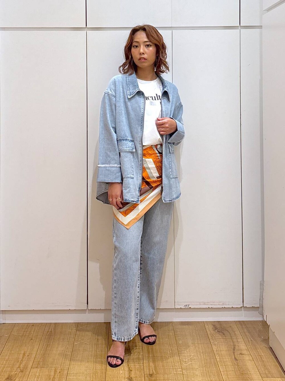 ホワイト系のTシャツ/カットソー、ブルー系のデニムパンツ、ブラック系のサンダルを着用したレディースの夏コーディネートの2枚目の写真