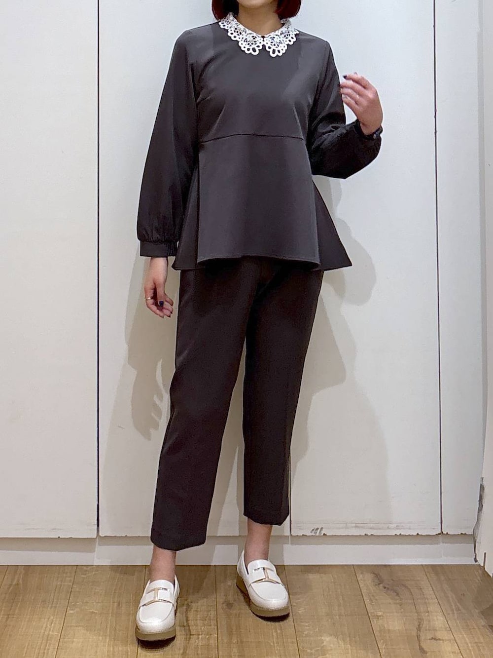 ホワイト系のローファー、グレー系のセットアップ、ベージュ系のショルダーバッグを着用したレディースの春コーディネートの4枚目の写真