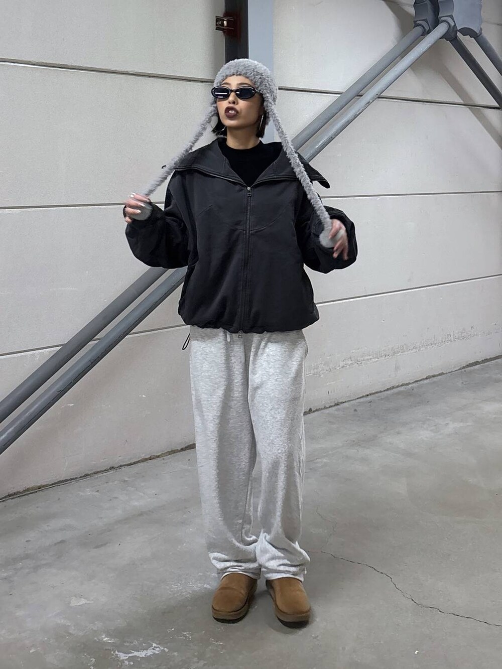 ブラック系のニット/セーター、グレー系のニットキャップ/ビーニーを着用したレディースの秋コーディネートの2枚目の写真