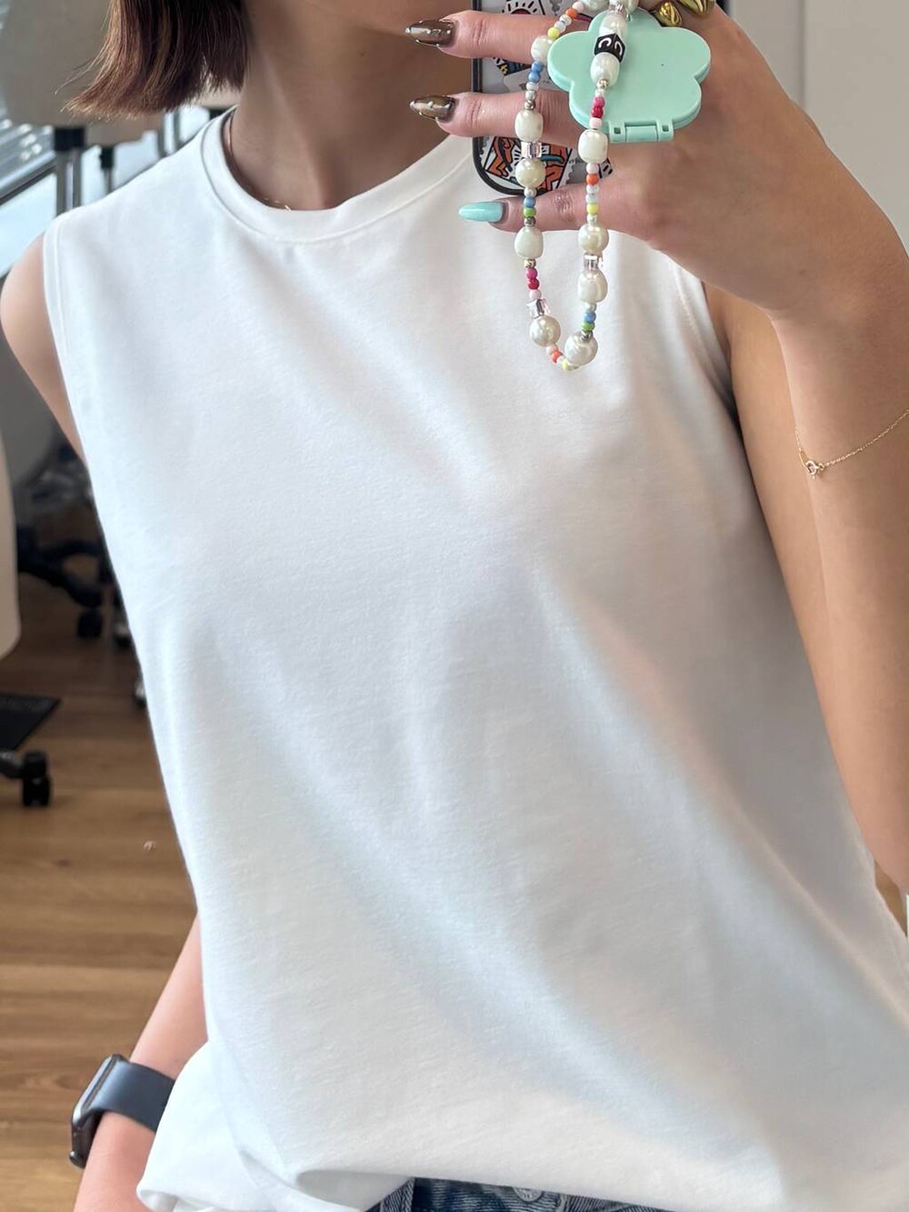 ホワイト系のTシャツ/カットソーを着用したレディースの夏コーディネートの3枚目の写真