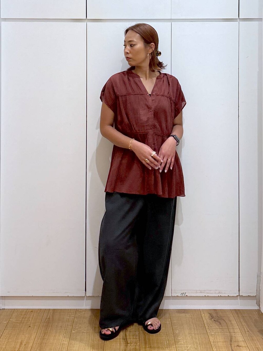 ブラック系のキャミソール、ブラック系のその他パンツ、レッド系のシャツ/ブラウスを着用したレディースの夏コーディネートの2枚目の写真