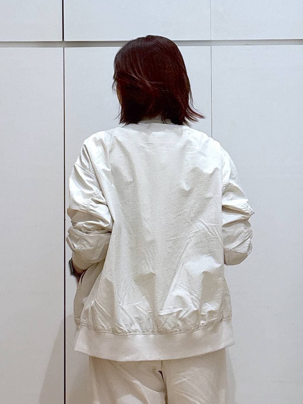 ブラック系のパンプス、ベージュ系のブルゾン、ベージュ系のその他パンツを着用したレディースの春コーディネートの5枚目の写真