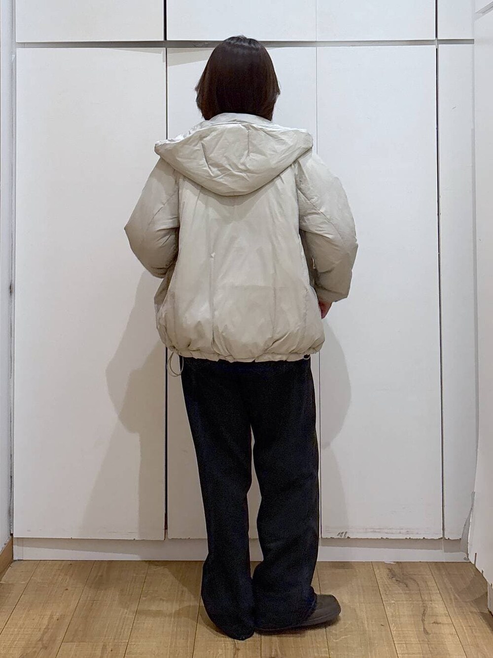 ベージュ系のダウンジャケット/コート、ブラック系のデニムパンツ、グリーン系のその他シューズを着用したレディースの秋コーディネートの3枚目の写真