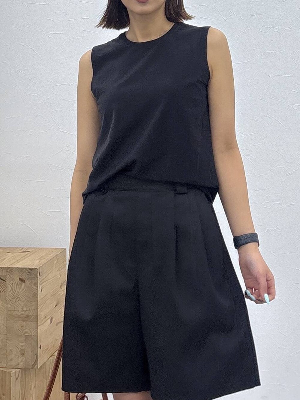 ブラック系のレインシューズ、ブラウン系のトートバッグ、ブラック系のチノパンツを着用したレディースの夏コーディネートの3枚目の写真