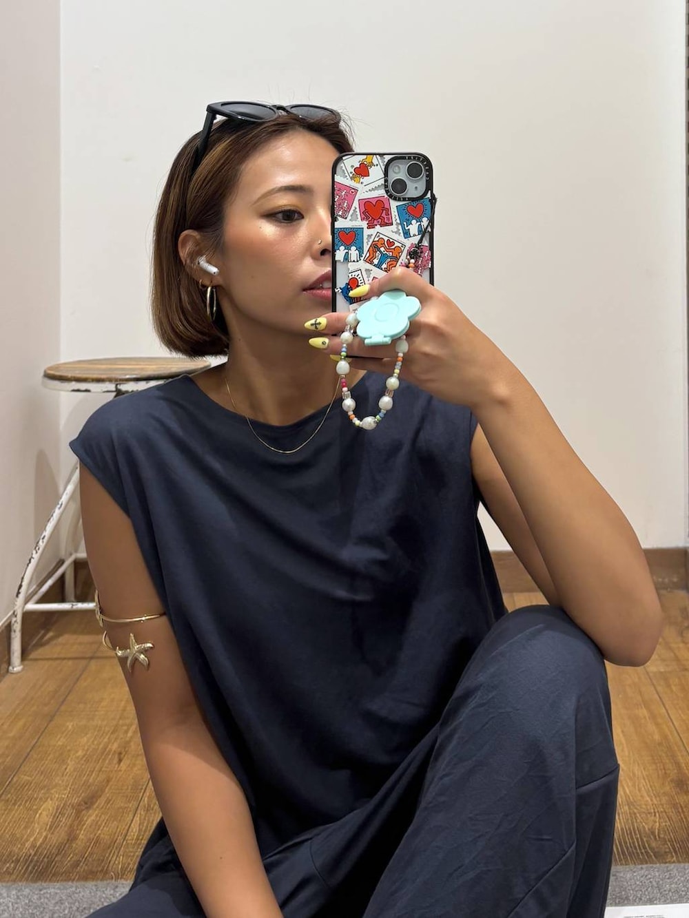ブラック系のサンダルを着用したレディースの夏コーディネートの9枚目の写真
