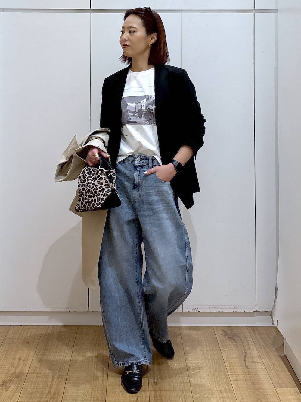 ブラック系のローファー、その他のショルダーバッグ、ブラック系のノーカラージャケットを着用したレディースの春コーディネートの2枚目の写真