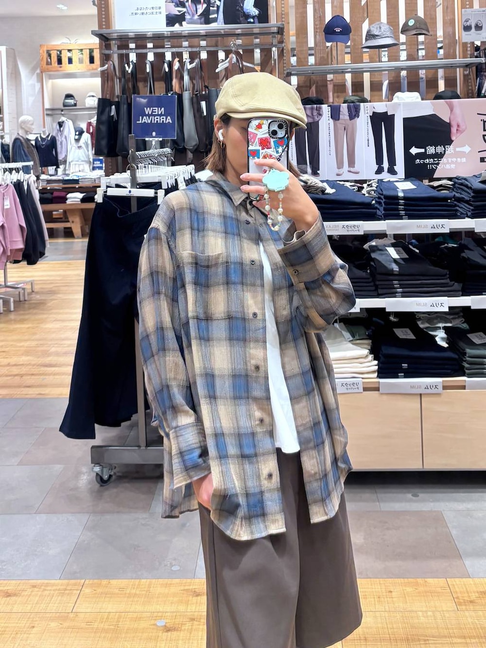 ブラウン系のその他パンツ、ベージュ系のシャツ/ブラウスを着用したレディースの秋コーディネートの2枚目の写真