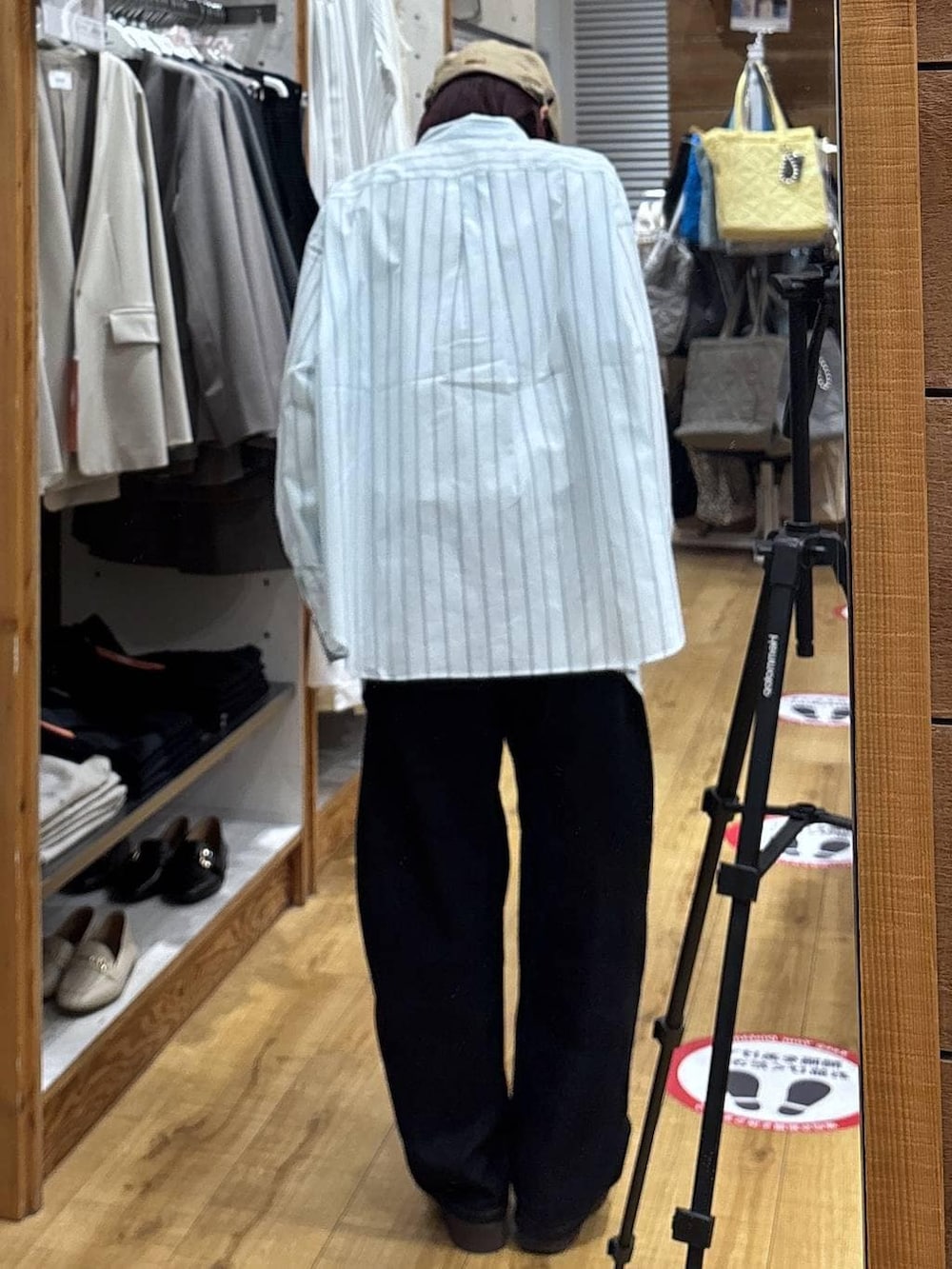 ベージュ系のローファー、ブルー系のデニムパンツを着用したレディースの春コーディネートの4枚目の写真