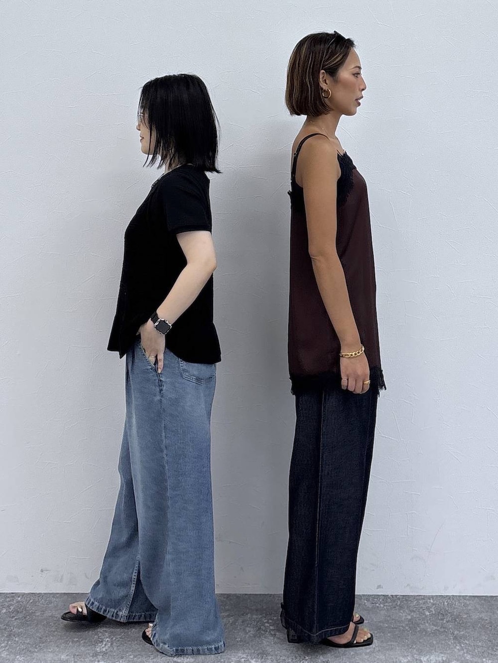 ブラック系のサンダル、ブラック系のベスト、ブラック系のTシャツ/カットソーを着用したレディースの夏コーディネートの6枚目の写真