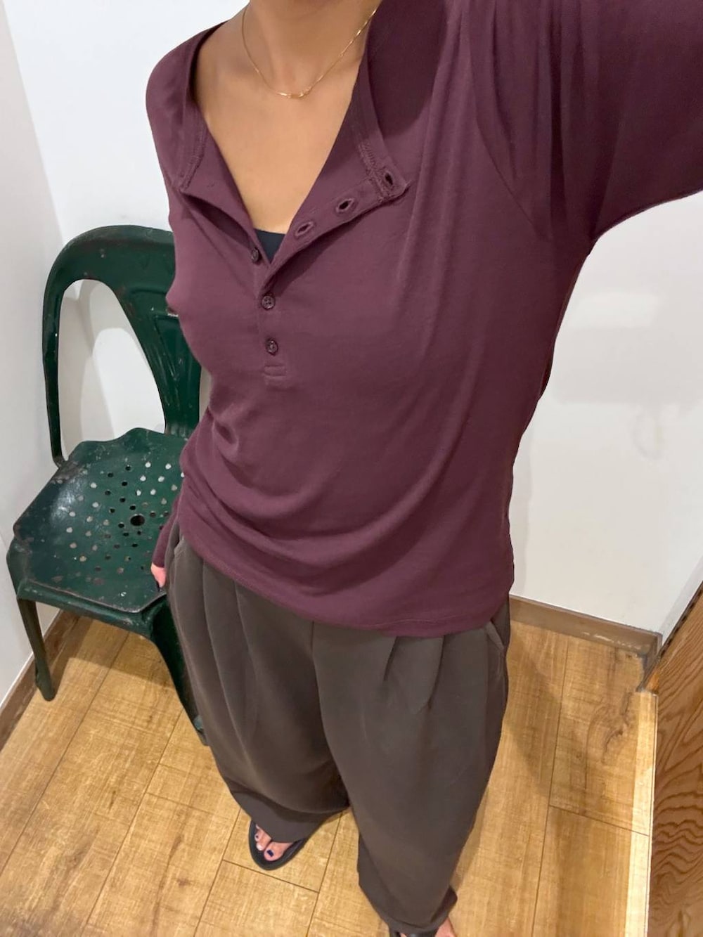 レッド系のTシャツ/カットソー、ブラック系のキャミソール、ブラウン系のその他パンツを着用したレディースの夏コーディネートの7枚目の写真