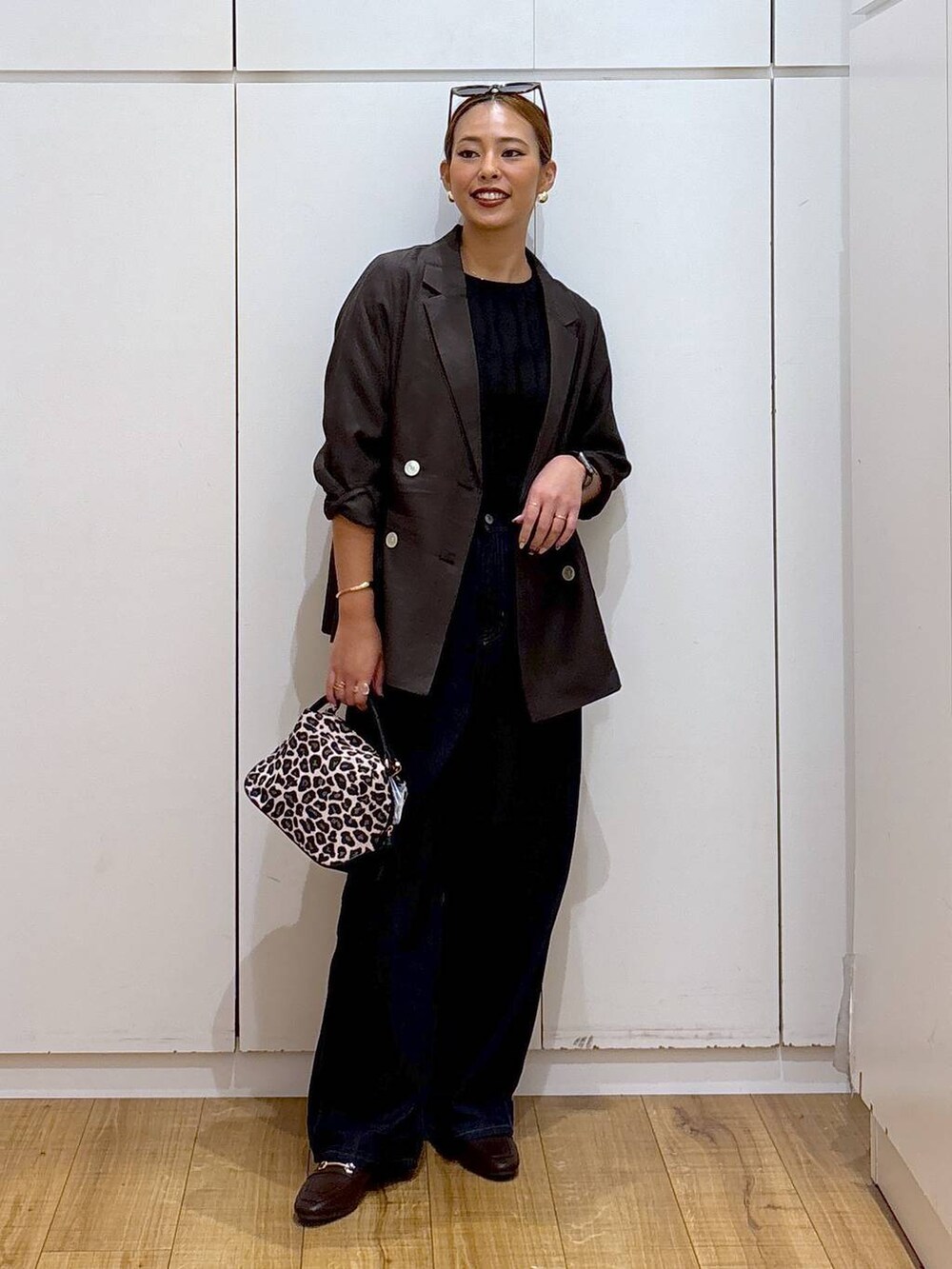 ブラウン系のローファー、その他のショルダーバッグ、ブラック系のTシャツ/カットソーを着用したレディースの夏コーディネートの2枚目の写真