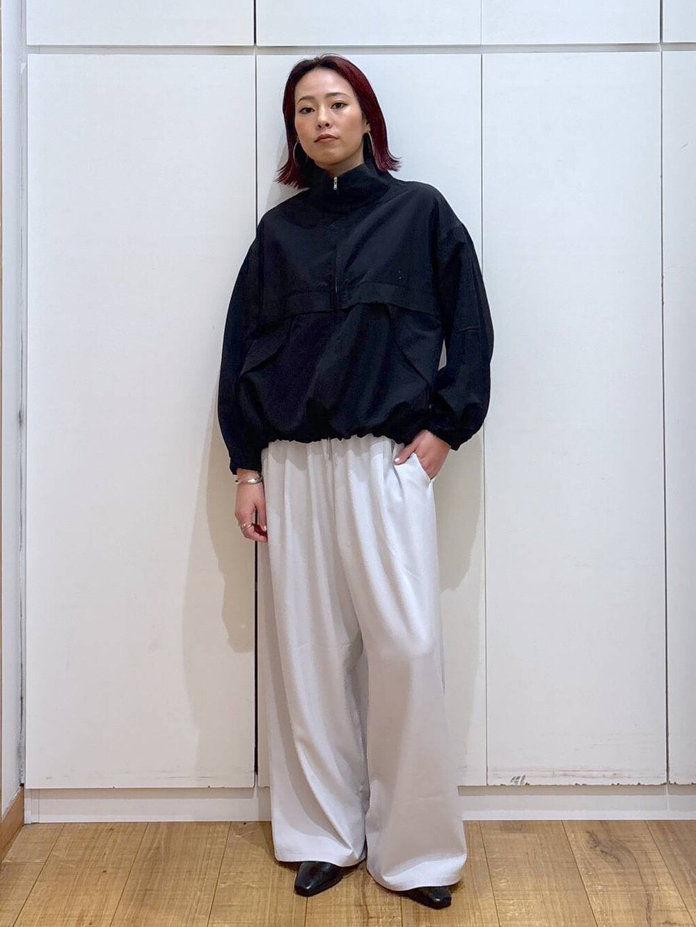 ベージュ系のトレンチコート、グレー系のその他パンツ、ホワイト系のブルゾンを着用したレディースの春コーディネートの5枚目の写真