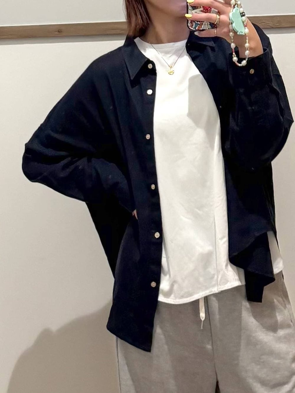 ブルー系のシャツ/ブラウス、グレー系のスウェットパンツ、その他のタンクトップを着用したレディースの春コーディネートの5枚目の写真