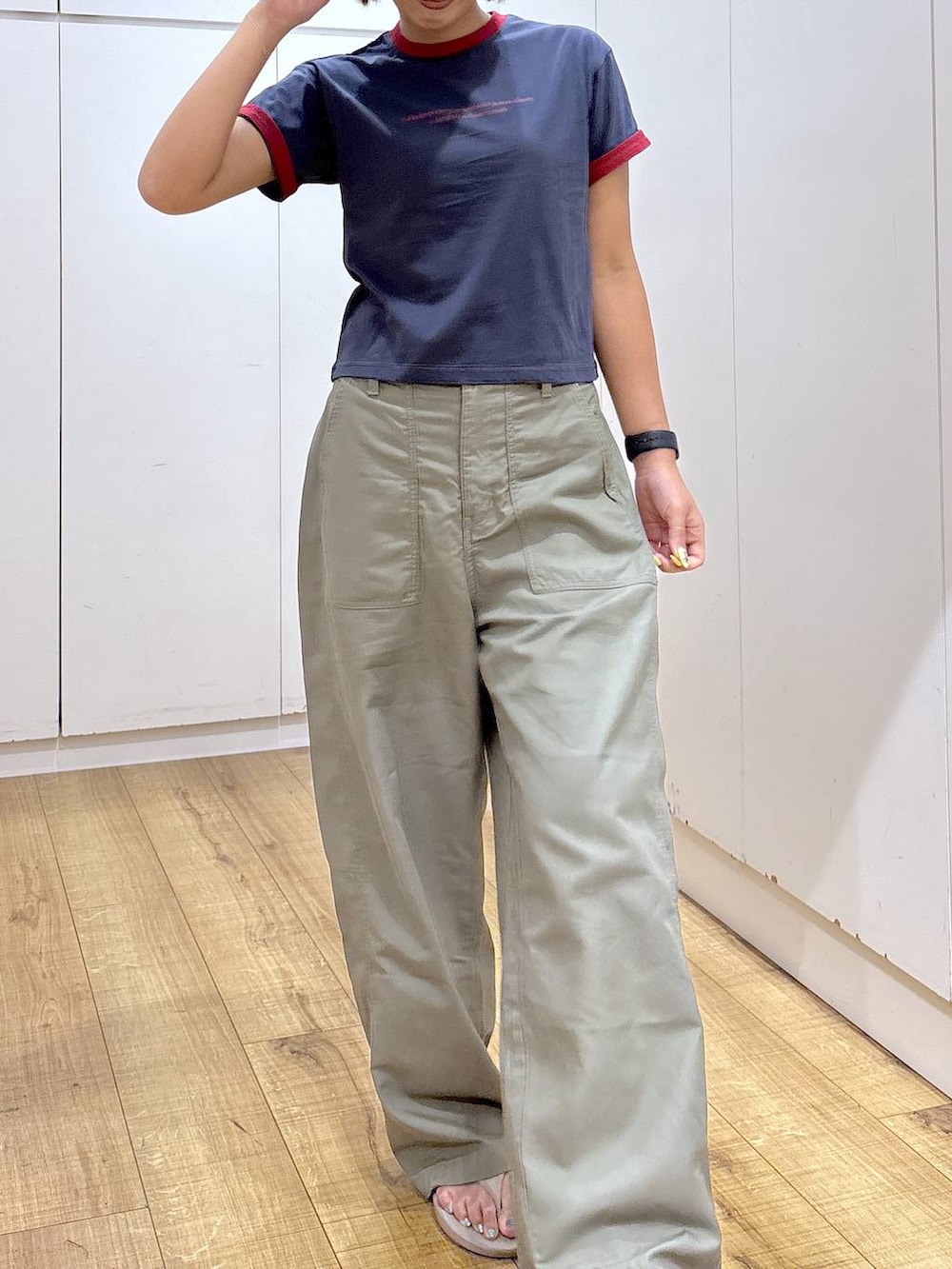 グリーン系のその他パンツ、ベージュ系のサンダル、ブルー系のTシャツ/カットソーを着用したレディースの夏コーディネートの4枚目の写真