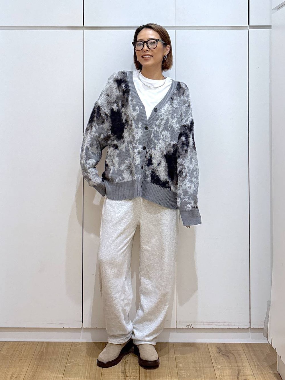 ホワイト系のTシャツ/カットソー、グレー系のワンピース、ベージュ系のブーツを着用したレディースの秋コーディネートの2枚目の写真