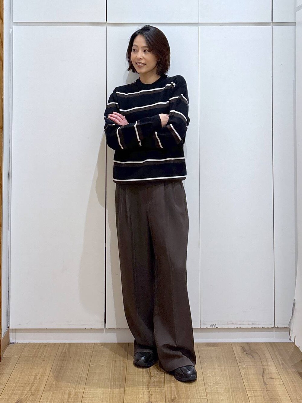 ブラック系のスニーカー、ブラウン系のその他パンツを着用したレディースの冬コーディネートの3枚目の写真