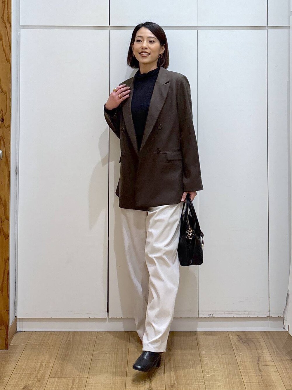 ブラック系のショルダーバッグ、グレー系のその他パンツ、ブラック系のTシャツ/カットソーを着用したレディースの冬コーディネートの5枚目の写真