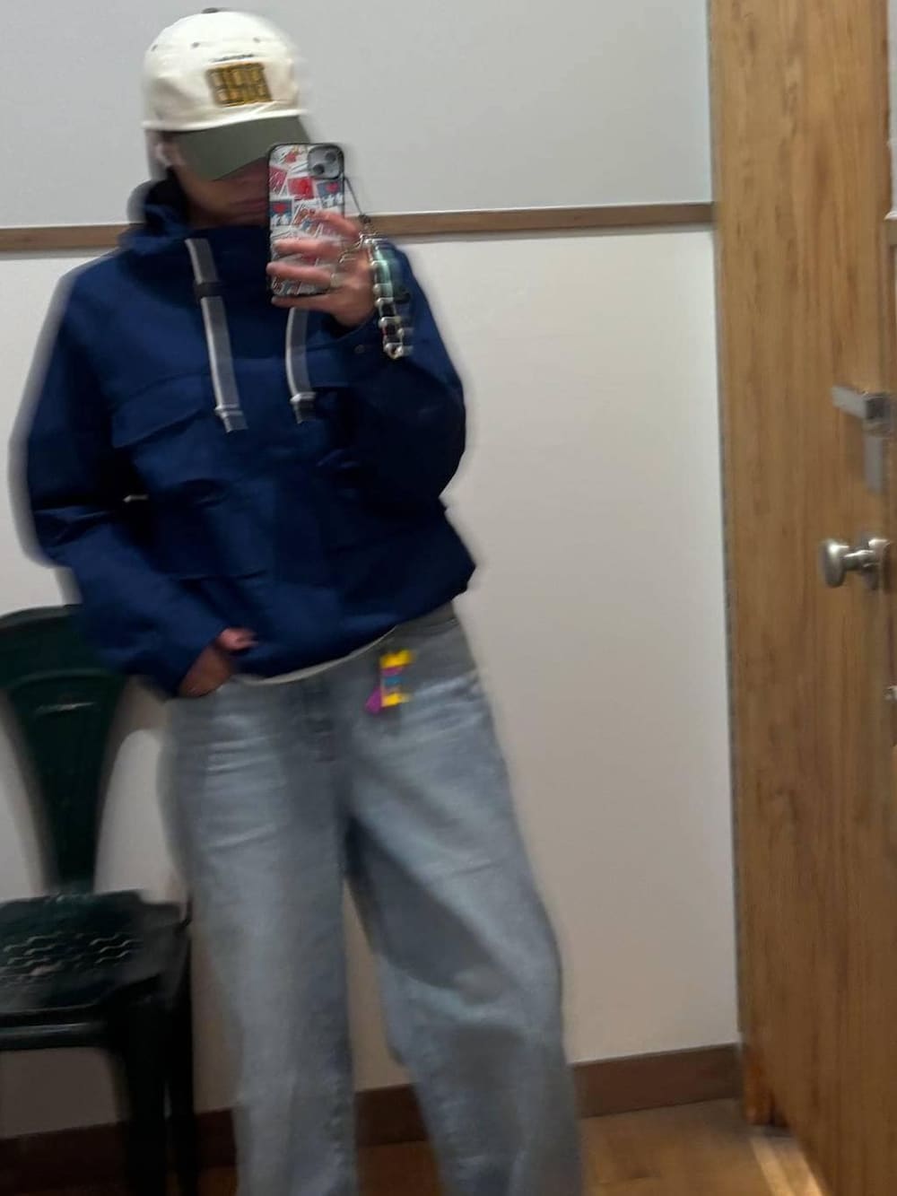 ブルー系のマウンテンパーカー、その他のキーホルダーを着用したレディースの冬コーディネートの6枚目の写真