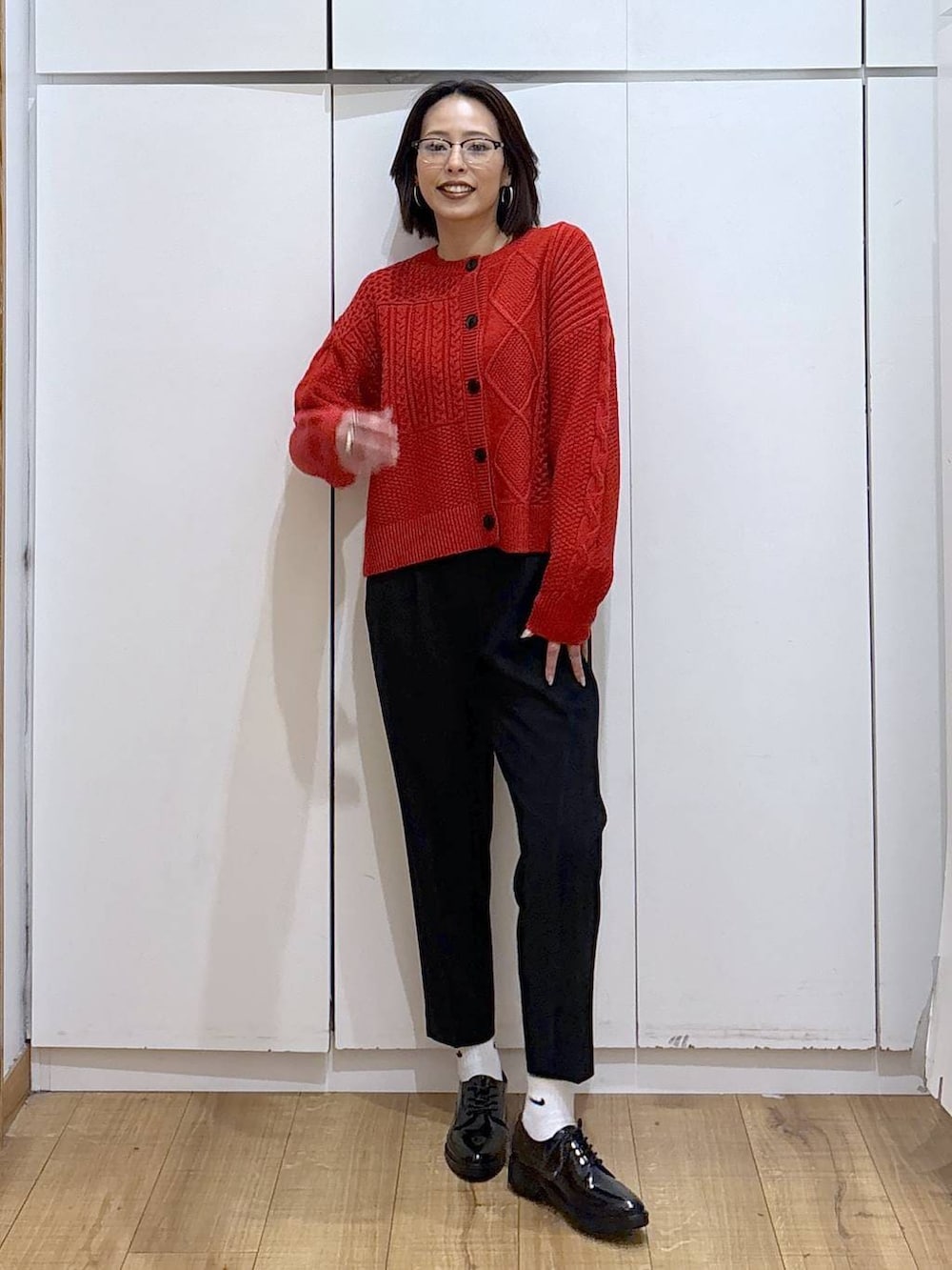 グレー系のチェスターコート、ブラック系のその他パンツ、ブラック系のその他シューズを着用したレディースの秋コーディネートの4枚目の写真